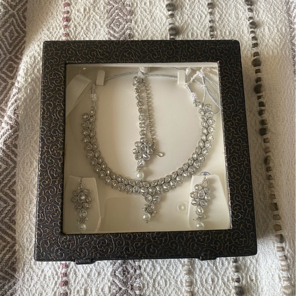 Lehenga set with jewelry 
Size M-L - Picture 7 of 7